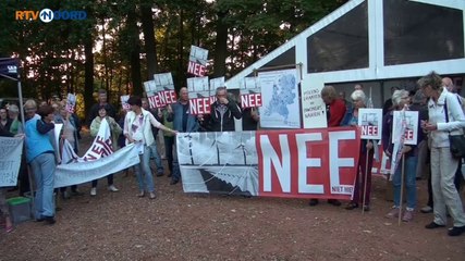 Felle protesten tijdens bijeenkomst over windmolens N33 - RTV Noord