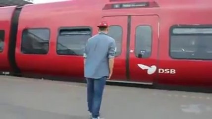 Trene şekil yaparak binmek