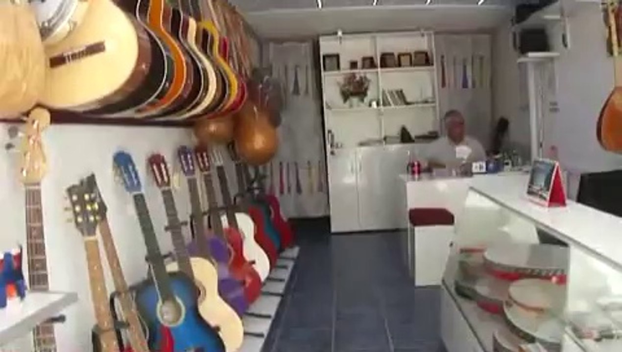 Aşık ERCAN-Güzelliğin on para etmez                       (Aşık ERCAN Müzik Merkezinde kızım Hasretin özel çekimi)