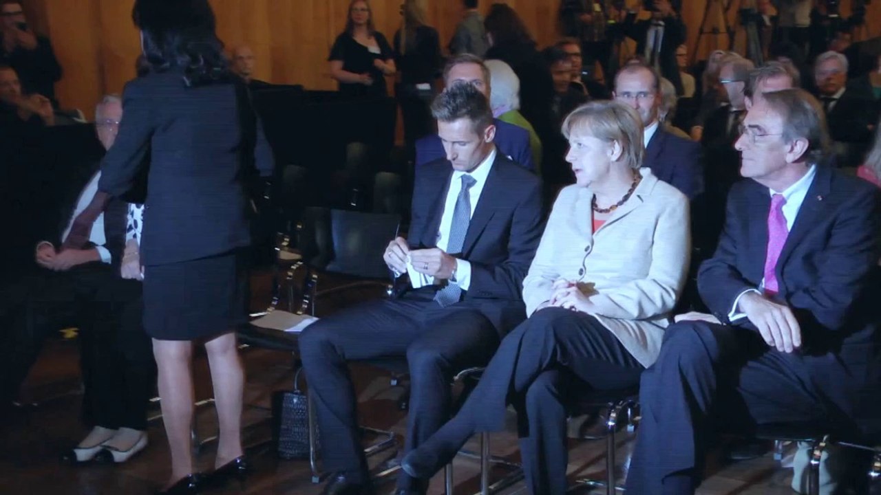 Merkel lobt Klose: 'Wunderbares Vorbild'