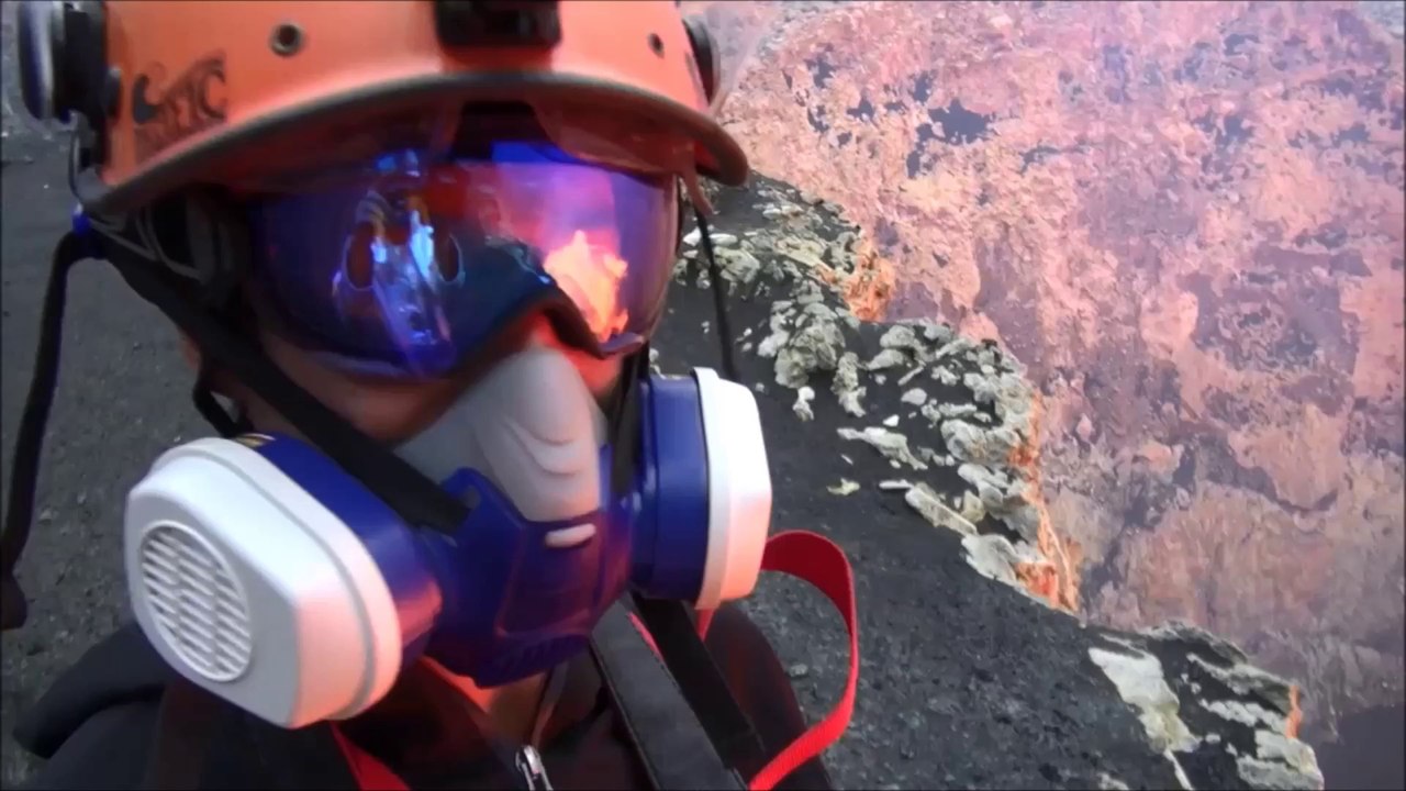 Plonger au cœur d'un volcan en éruption : Le défi fou d'un homme équipé d'une GoPro !