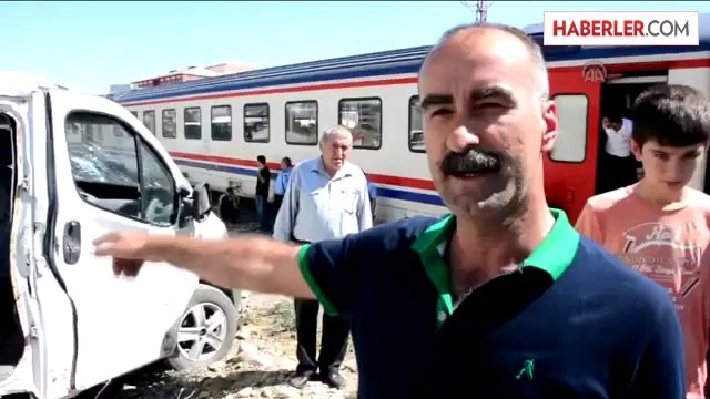 Yolcu treni hemzemin geçitte minibüse çarptı -