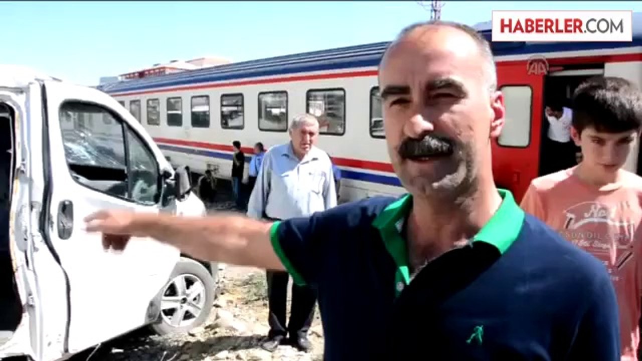 Yolcu treni hemzemin geçitte minibüse çarptı -