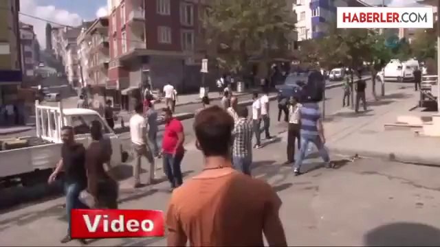 Gazi Mahallesi'nde Korsan Gösteriye Polis Müdahalesi