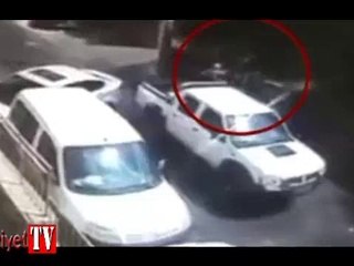 Kendisine çarpan aracın sürücüsüyle kavga ederken...