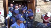 La sortie d'Oscar Pistorius du tribunal de Pretoria après le verdict