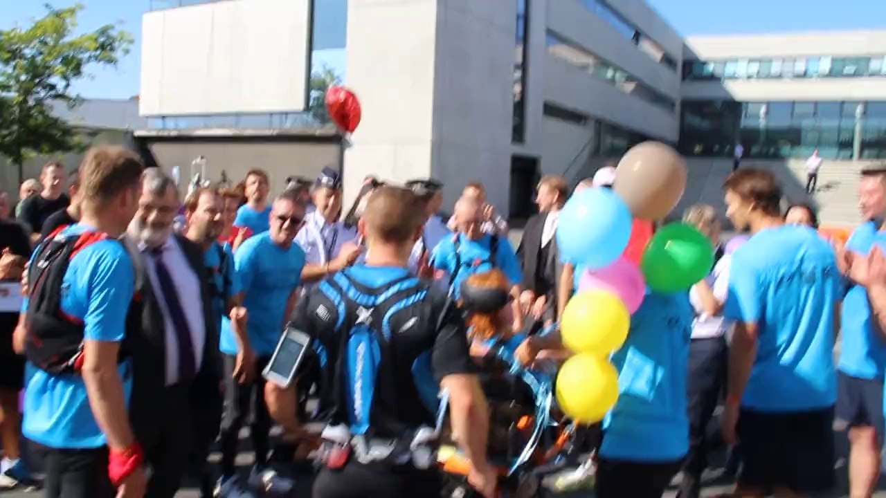Course pour Agathe: l'arrivée de la fillette à Lille avec les derniers coureurs