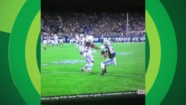 Jogador de futebol americano erra bola e leva tombaço