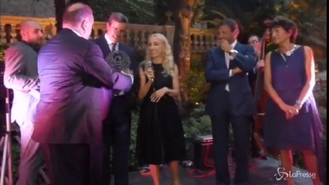 Premio della Italian Icon Award alla direttrice di Vogue Italia