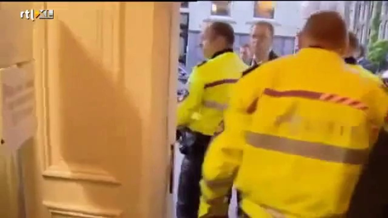 Il interrompt le concert de la reine pour l'inviter à l'Islam