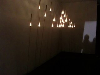 Японские светильники "чувствуют" где вы и склоняются к вам, зажигаясь.