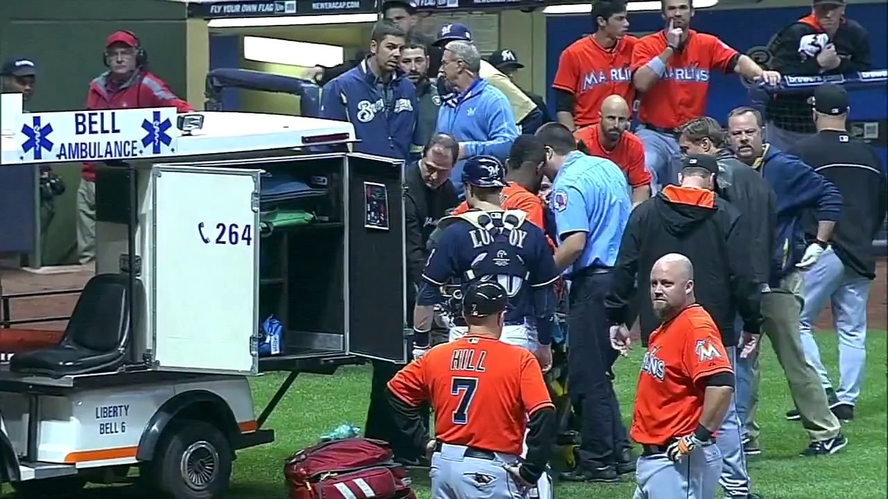 Jogador de Beisebol sai de maca após levar bolada em partida de beisebol