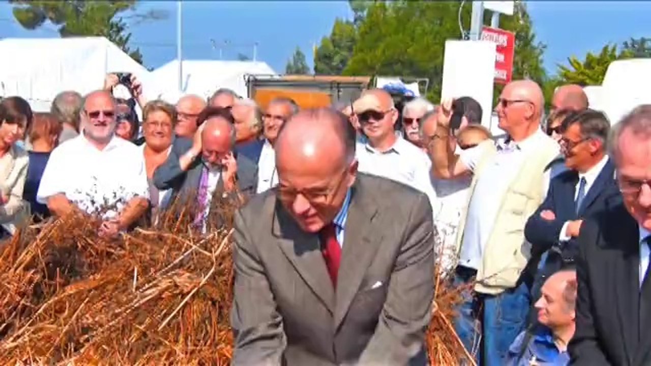Le ministre de l'intérieur bat le sarazin à l'ancienne à la foire de Lessay