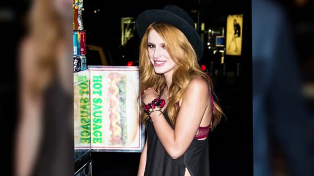 Bella Thorne genießt einen nächtlichen Snack
