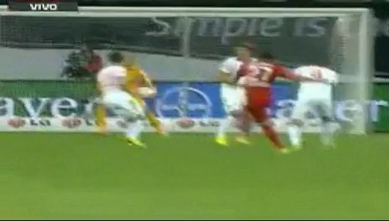 Gonzalo Castro al palo tras un remate de media distancia por parte del Leverkusen ante el Werden Bremen