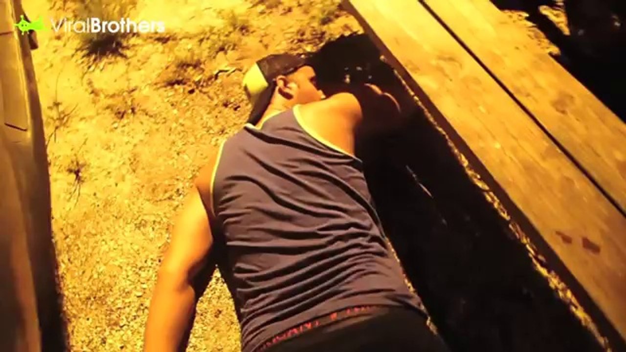 Caméra cachée : il se réveille d'une longue nuit pour s'aperçevoir qu'on lui a pris un organe de force !