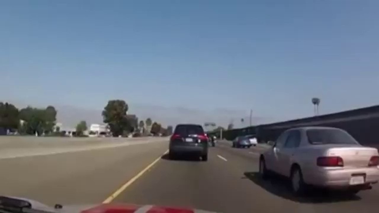 Extreme Road Rage Idiot Nearly Causes Accident