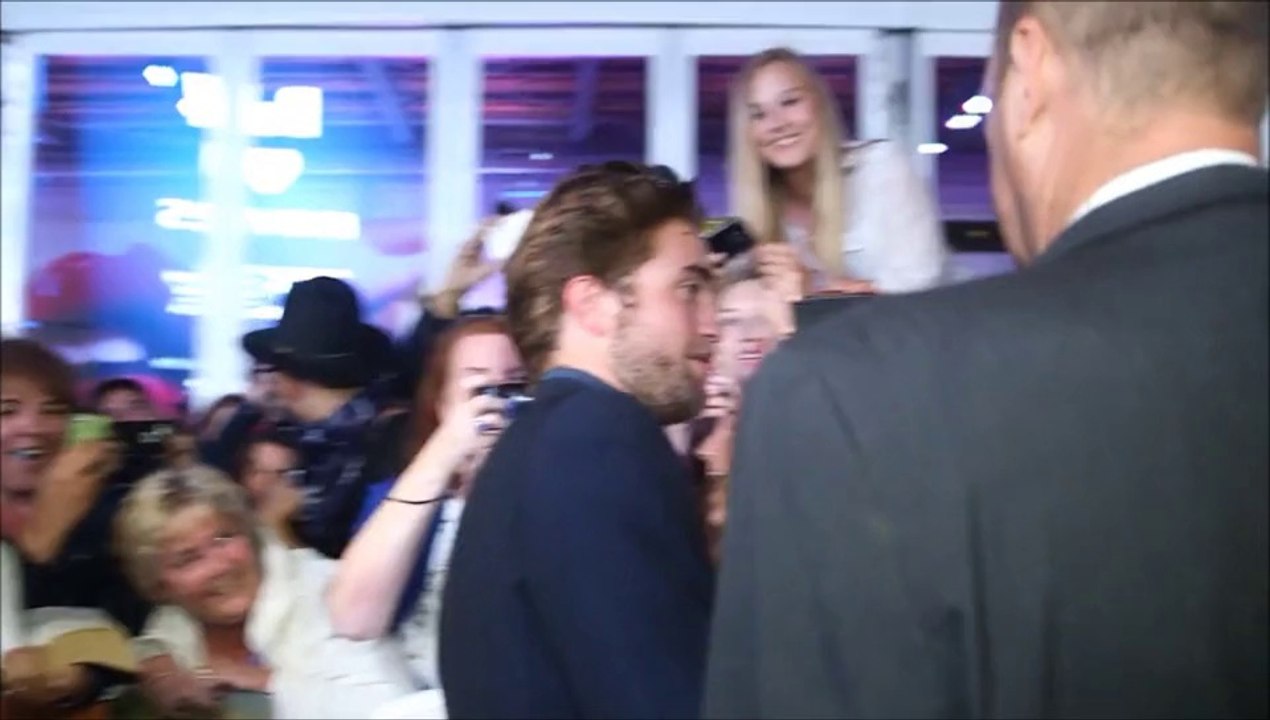 TIFF Premiere MTTS Robert arriving and signing for fans 10.09.2014