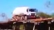 Camion sur un pont en bois : mauvaise idée! FAIL assuré...