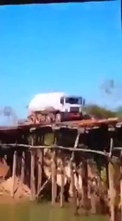 Camion sur un pont en bois : mauvaise idée! FAIL assuré...