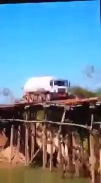 Camion sur un pont en bois : mauvaise idée! FAIL assuré...