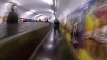 Il se ballade dans les métros de Paris en rollers