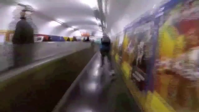 Il se ballade dans les métros de Paris en rollers