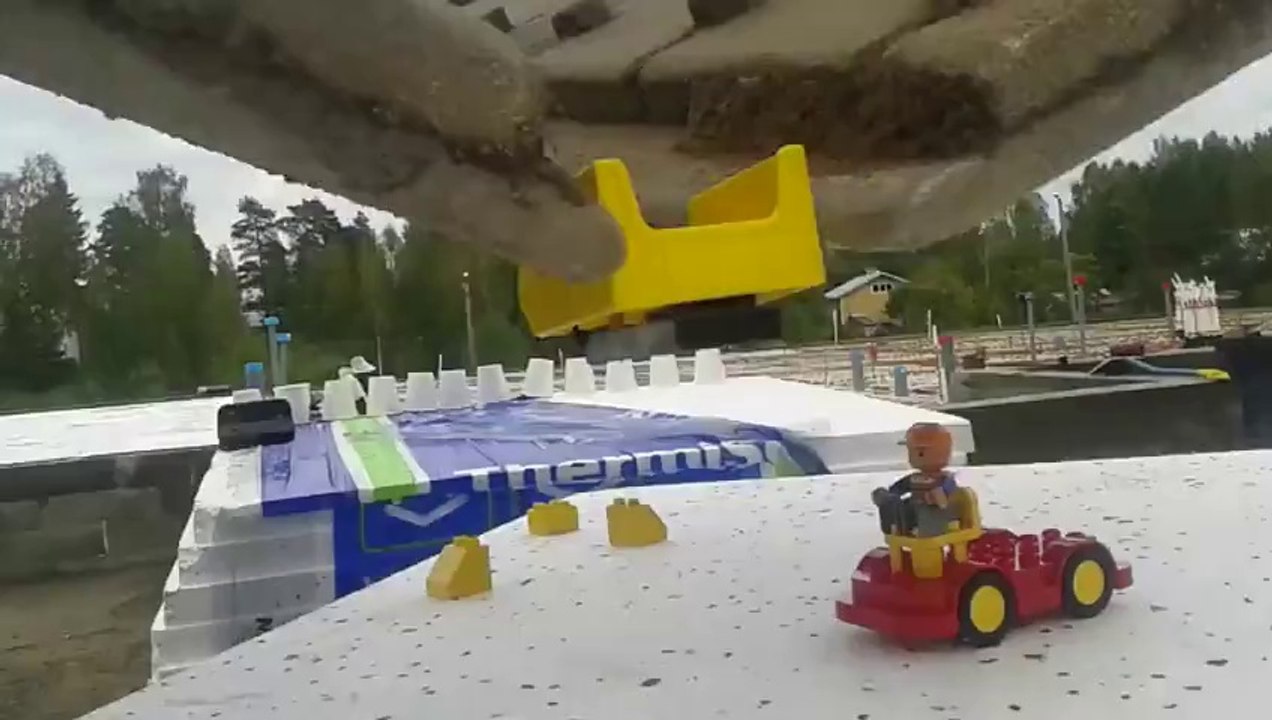 Monter des LEGO avec une pelleteuse!