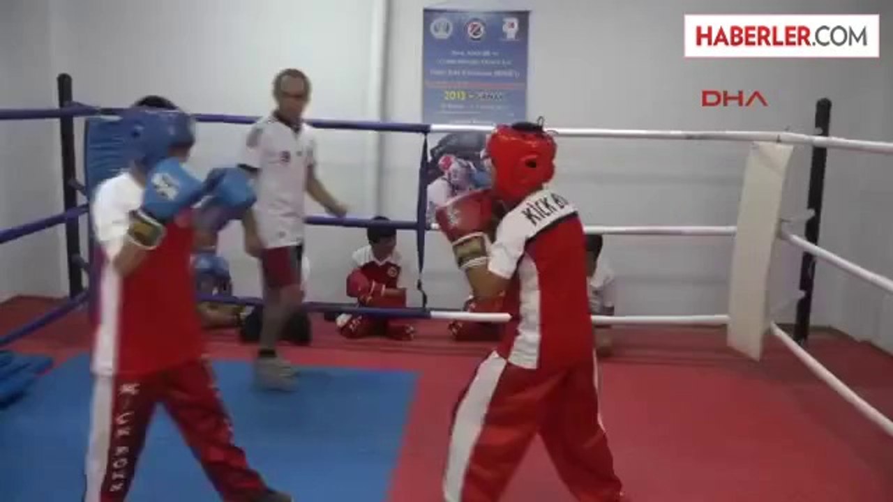 Çocukların Boks Eldiveni Üstünde Kitap Okuma Keyfi