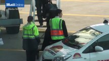 Kim Kardashian and Kanye West -leaving-sydney-airport-EXPORT