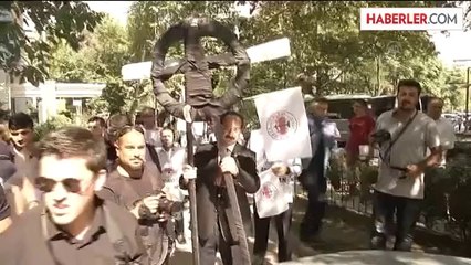 Maaş zammını bayrak yıkayarak protesto ettiler -