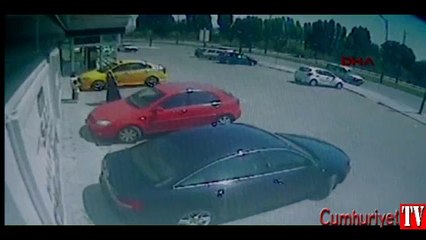 Park halindeki otomobilden böyle hırsızlık yaptılar