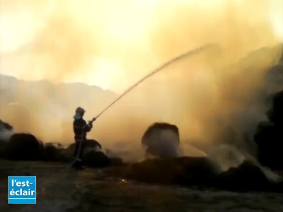 350 meules de foin partent en fumée