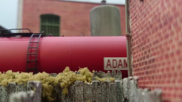 67400 manoeuvre une citerne sur le raccordement.