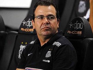 Em estreia na Vila, Enderson se irrita e 'discute' com repórter