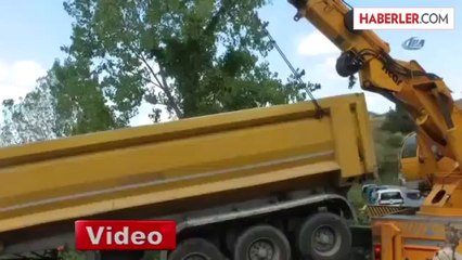 Taş Yüklü Tır Devrildi