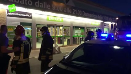 Dipendente del Leroy Merlin minaccia di darsi fuoco sul tetto del megastore