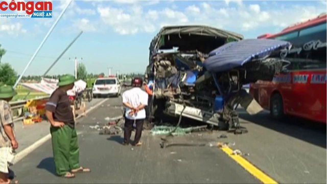 Xe tải 'rúc' xe rơ-moóc, phụ xe chết tại chỗ