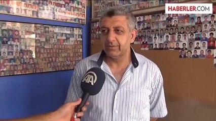 Dükkanına gelen müşterilerinin fotoğraflarını biriktiriyor -