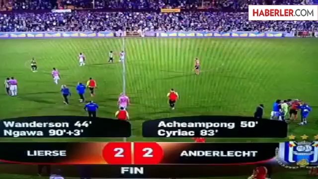 Anderlechtli Steven Defour, Tribünlere Cinsel Organını Gösterdi