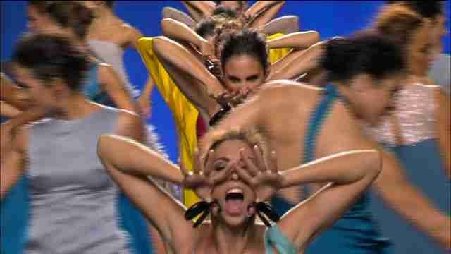 Duyos llena la pasarela de bailarinas y sabor canario