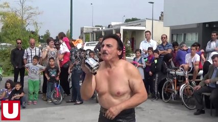 Un champion du monde des fakirs à l'espace Louise-Michel