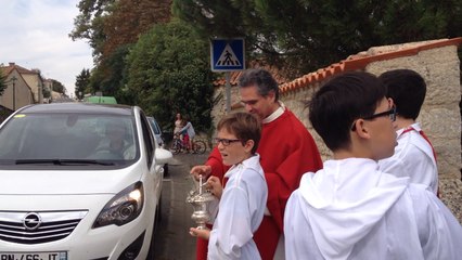 Une centaine d'engins bénis par le curé