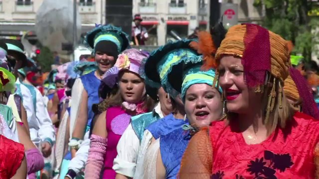 Lyon fête le 10e défilé de sa Biennale de la danse