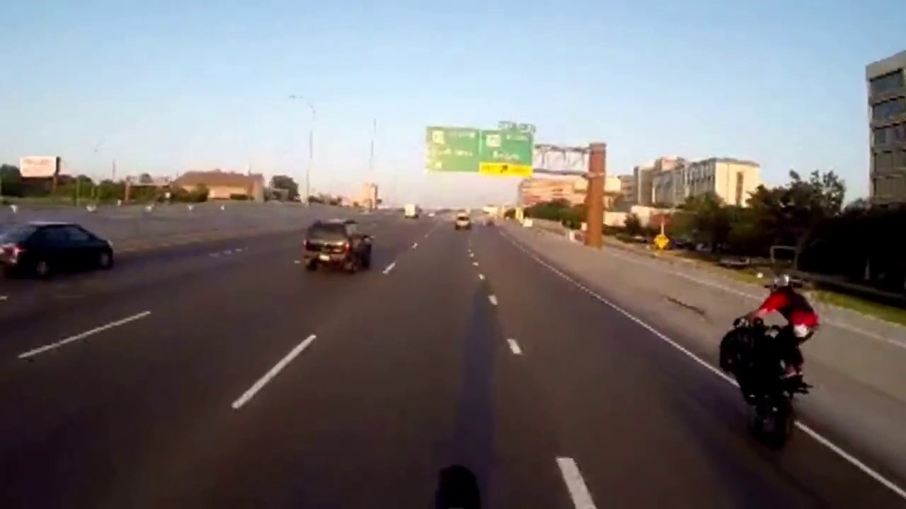 Un automobiliste fauche un motard en wheeling