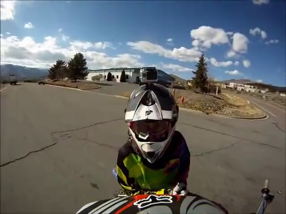 Un homme en 4x4 tente d'écraser un motard