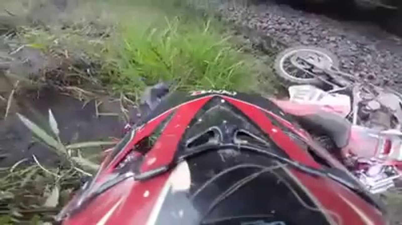 2 motards imprudents sur un chemin de fer