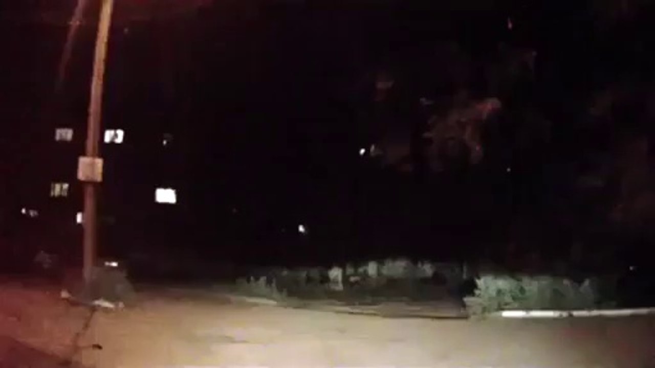 Il va éclairer un couple en flagrant délit