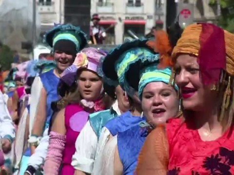 Lyon fête le 10e défilé de sa Biennale de la danse