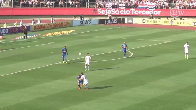 Humilhou! Mayke dá lindo chapéu em Kaká no Morumbi